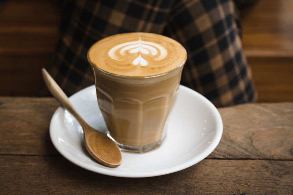 Café con leche servido en la barra