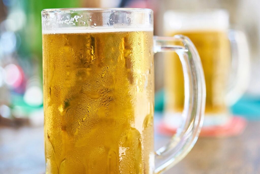 Jarras de cerveza bien fría