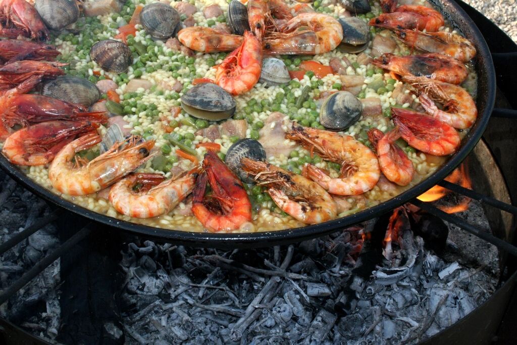 Paella valenciana en paellera sobre el fuego