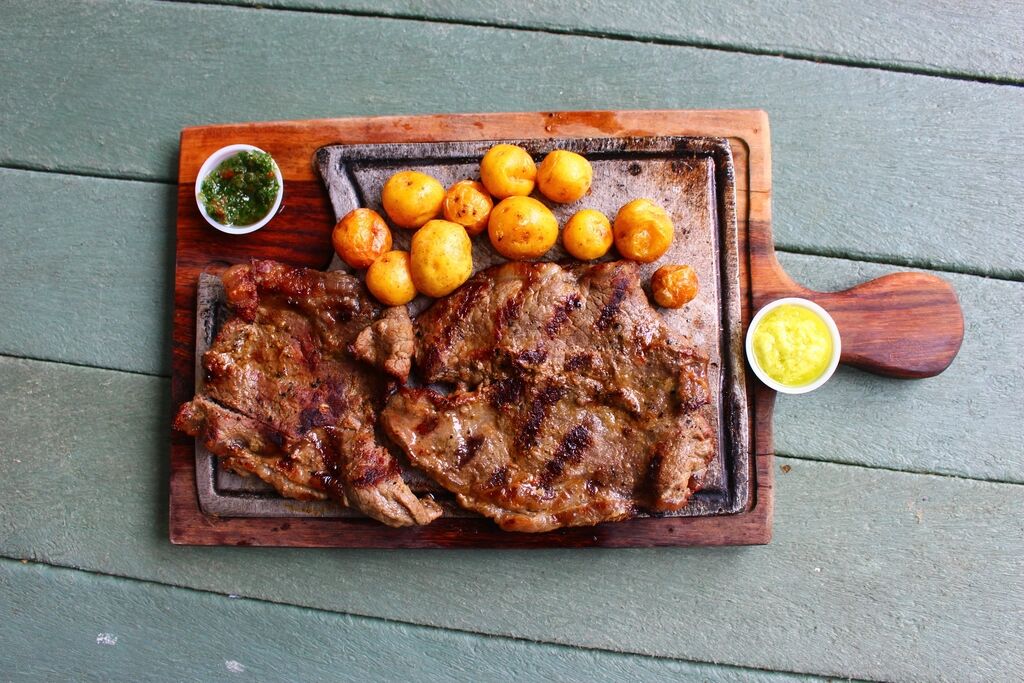 Parrillada de carnes a la brasa con croquetas