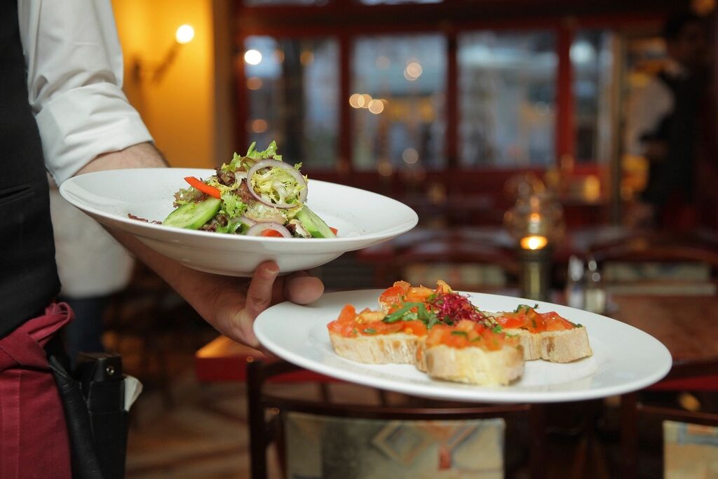 Servicio del menú del día en el comedor