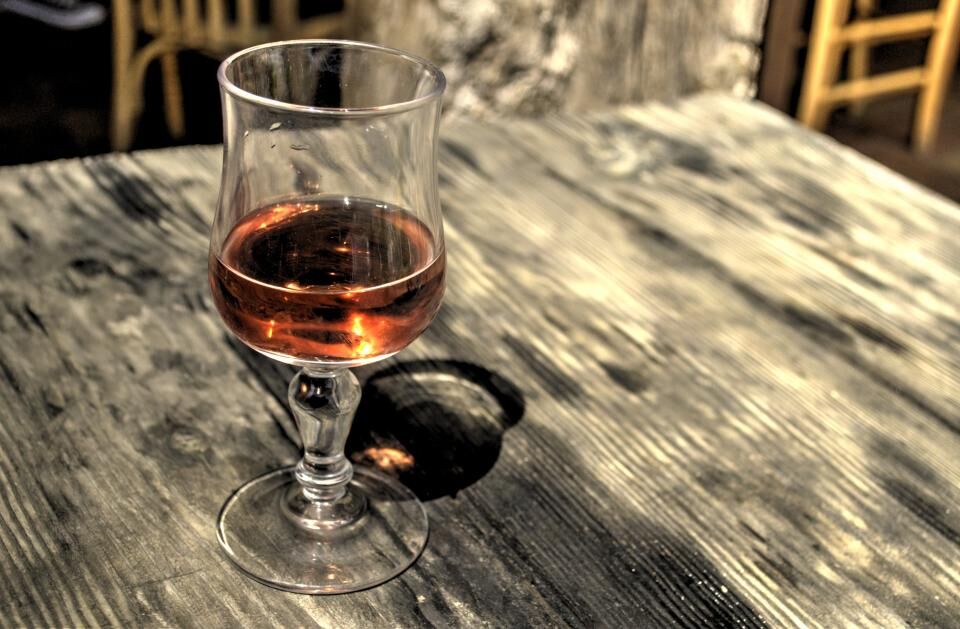 Copa de vermut en una mesa de madera